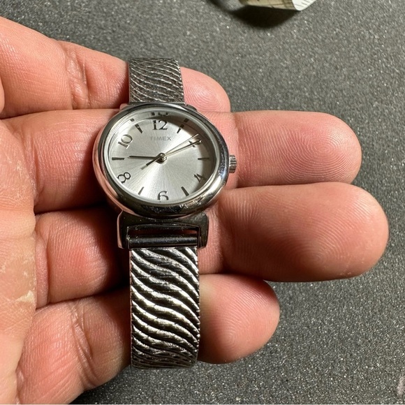 Timex Ladies Quartz Watch Elevated Classics Silver Tone T2P307 Working - Picture 2 of 10